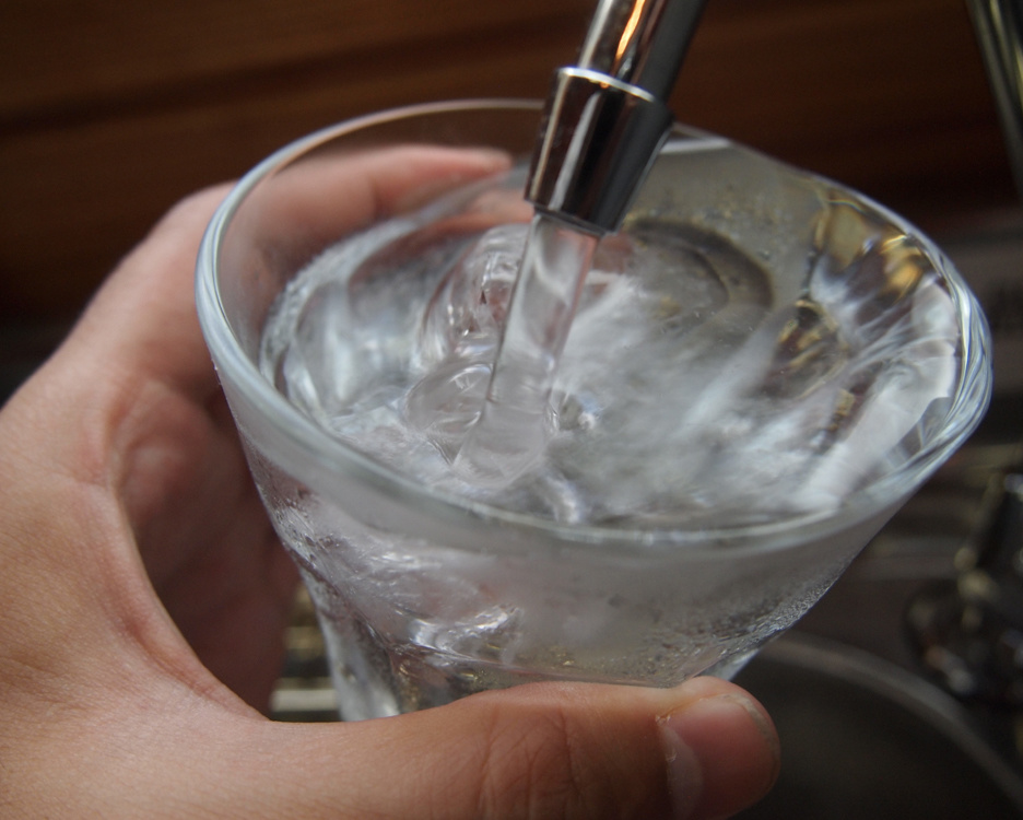 コップと水