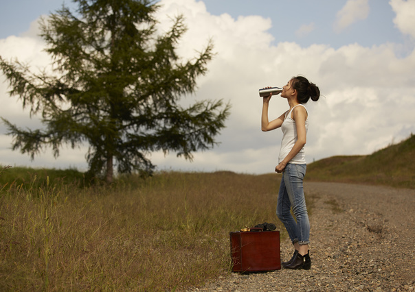 草原で水筒
