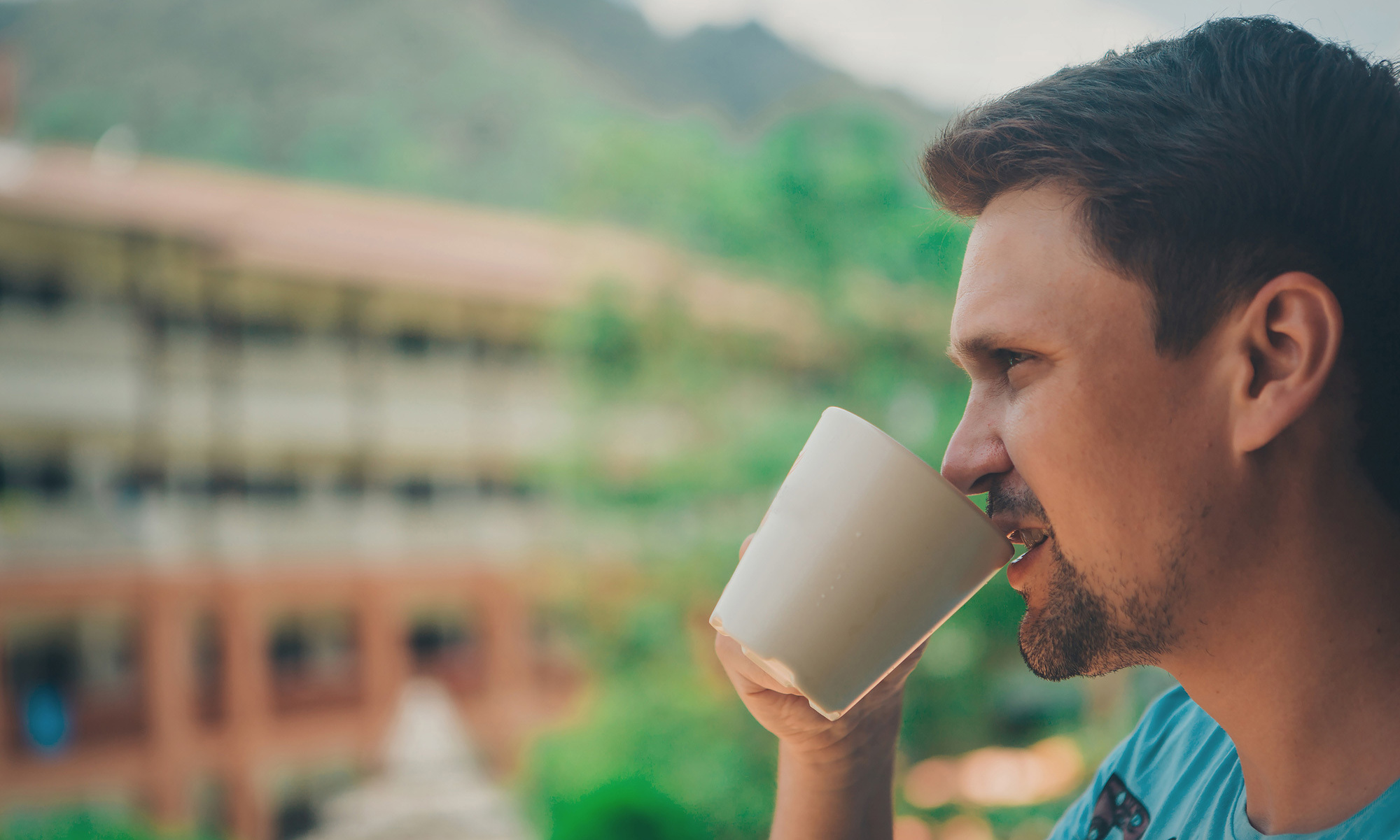 コーヒーを飲む