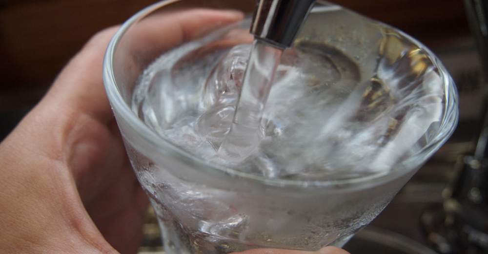 水を注ぐ