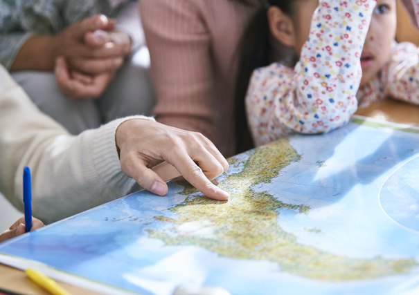 地図を指す子供
