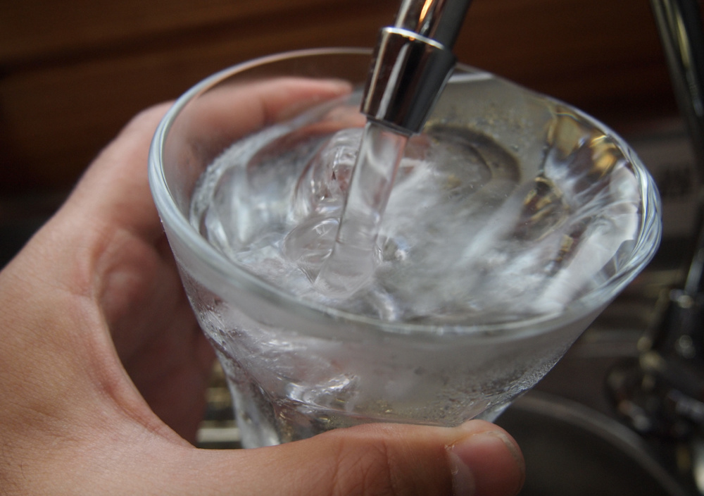 RO水をコップに注ぐ